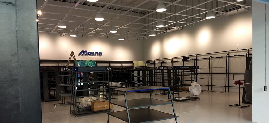 Eletrocalha Modular Apis instalada em uma loja Mizuno.