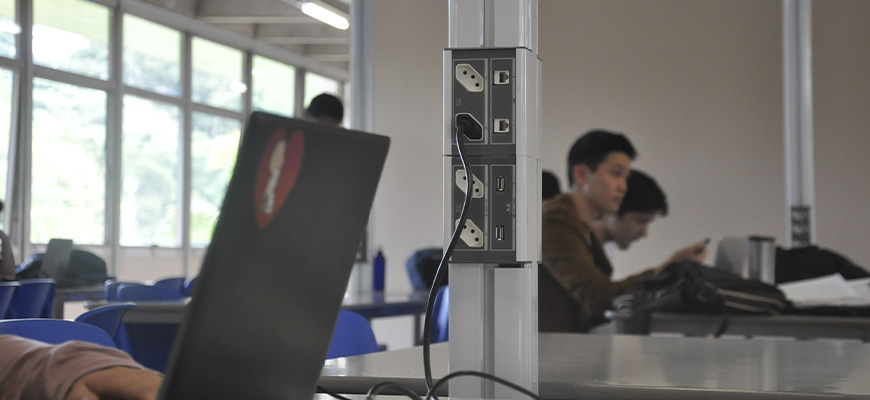 Coluna articulada EMA sendo usada em um escritório, uma ótima solução para instalações aparentes.