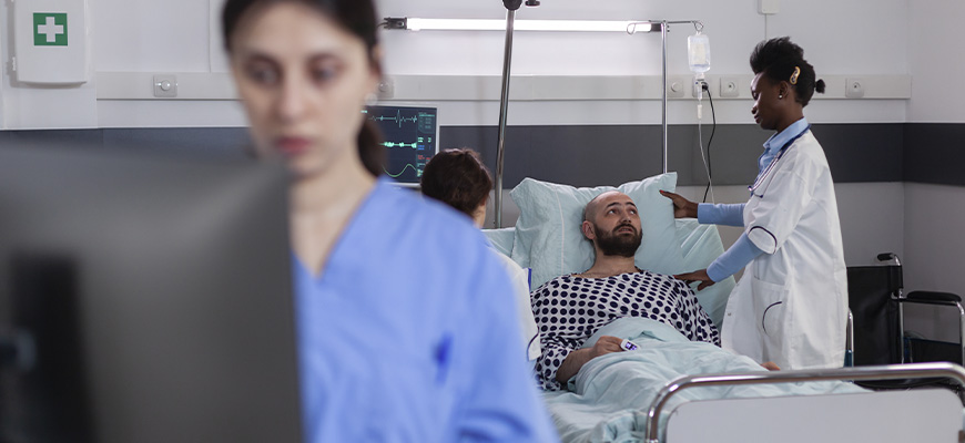 Médica cuidando de um paciente em uma cama de um hospital moderno e cheio de tecnologia.